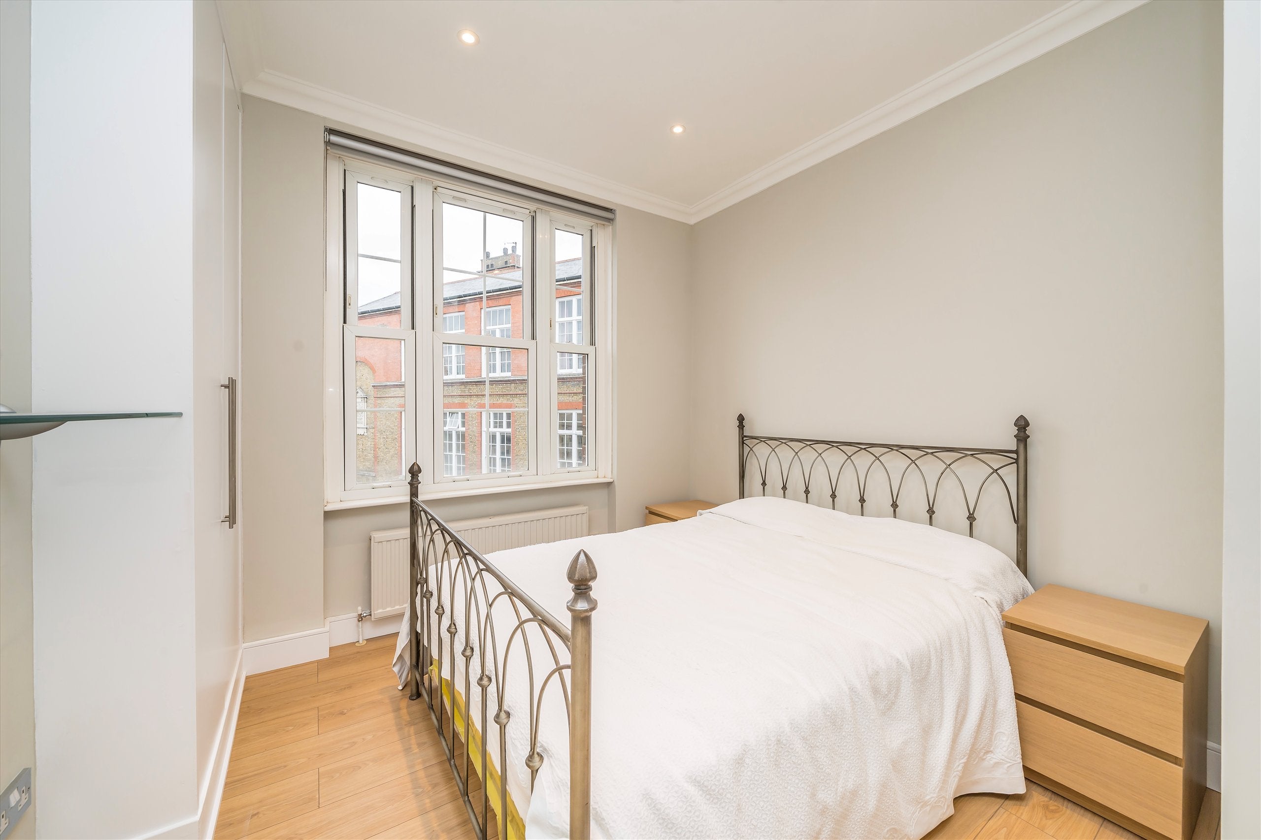 Flat Tooley Street in Greater London