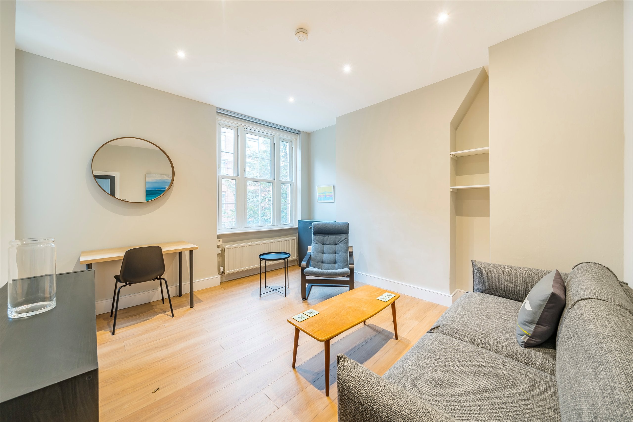 Flat Tooley Street in Greater London