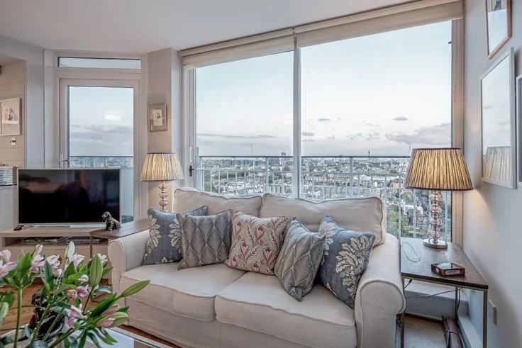 Flat Pembridge Road in Greater London