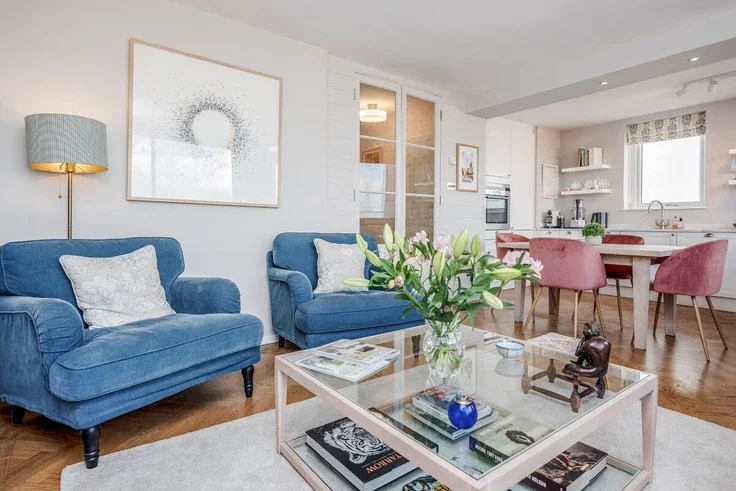 Flat Pembridge Road in Greater London