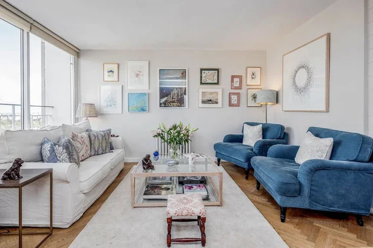 Flat Pembridge Road in Greater London
