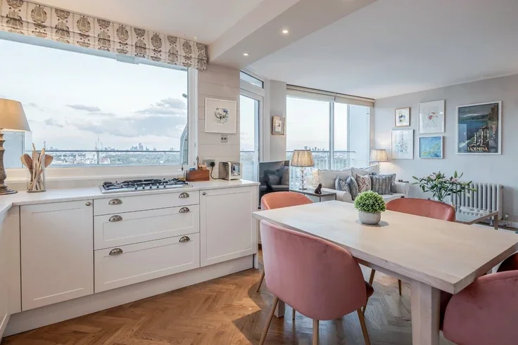Flat Pembridge Road in Greater London