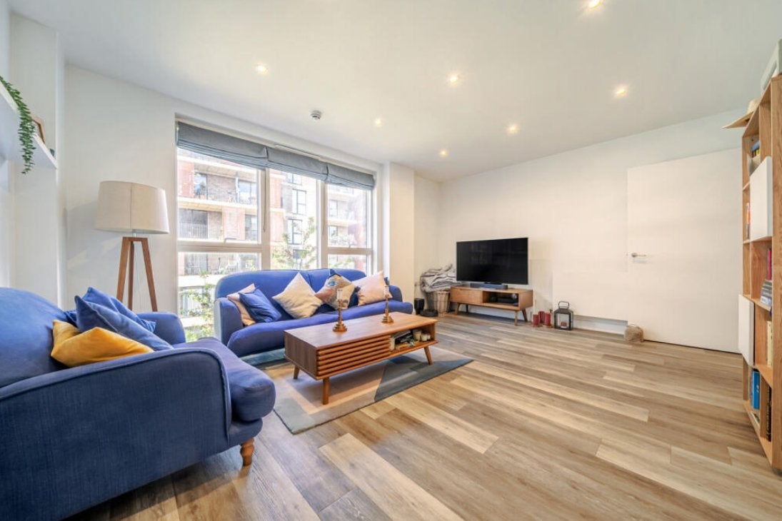Flat Scena Way in London