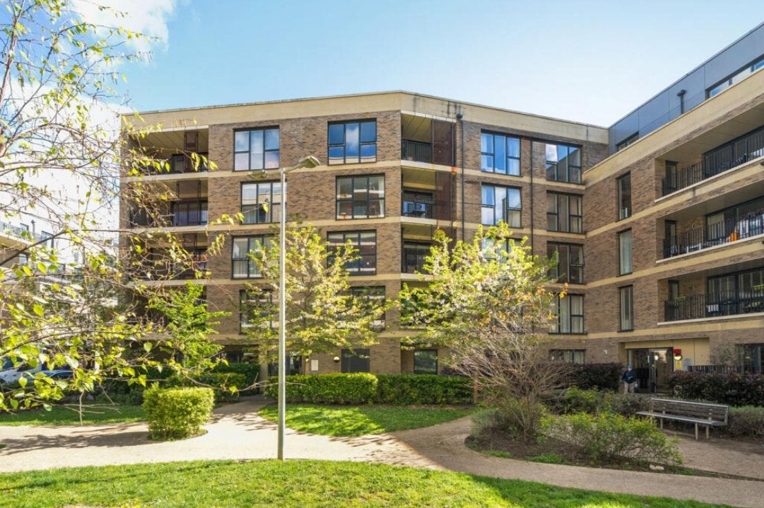 Flat Scena Way in London