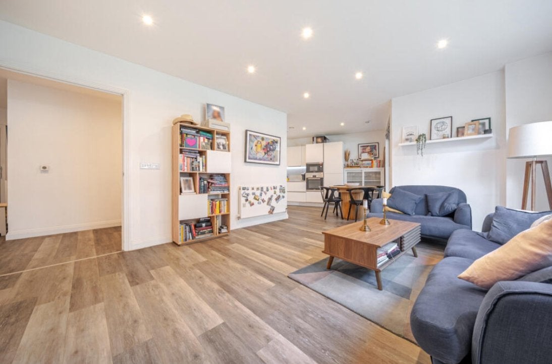 Flat Scena Way in London