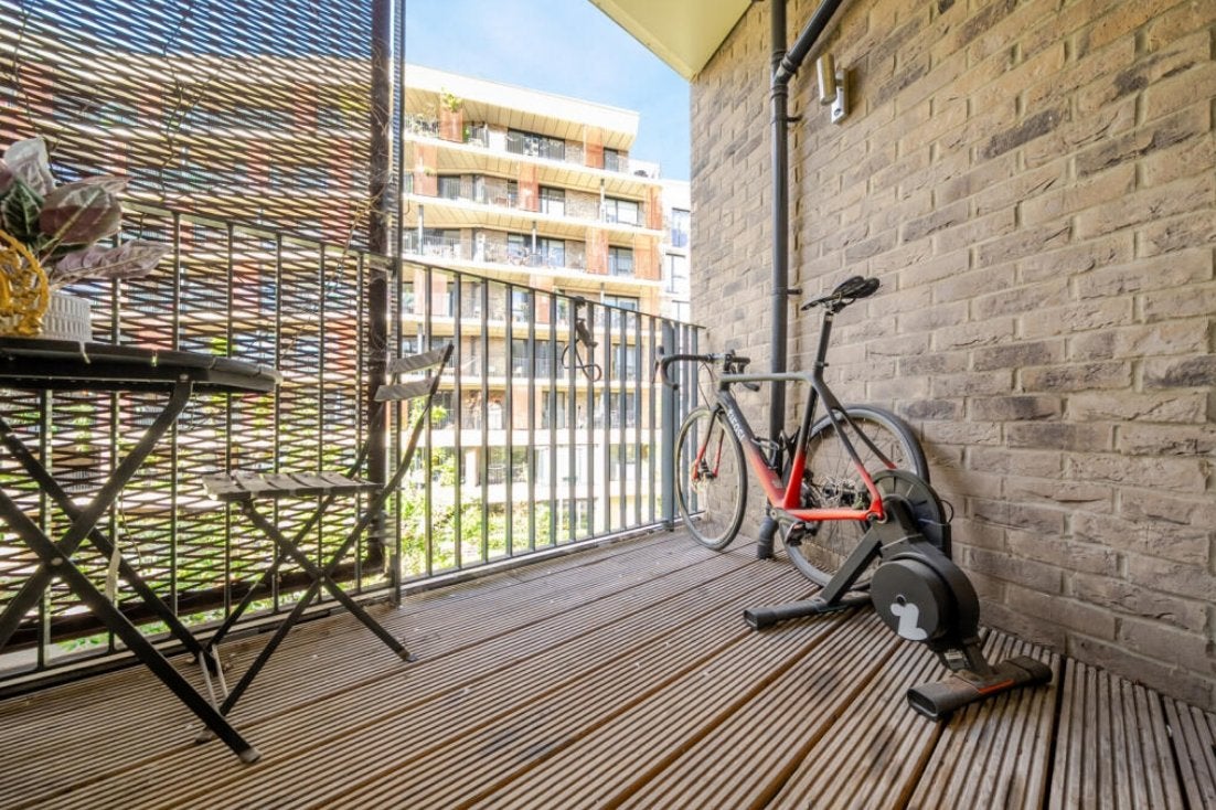 Flat Scena Way in London