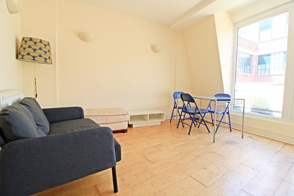 Flat Bath Place in Greater London
