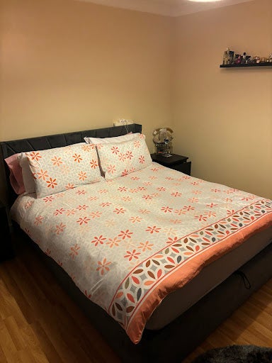 Flat Damask Court in Greater London