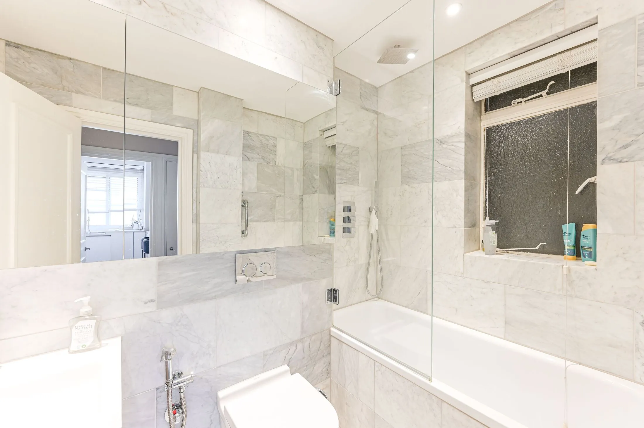 Flat Sloane Court East in Greater London