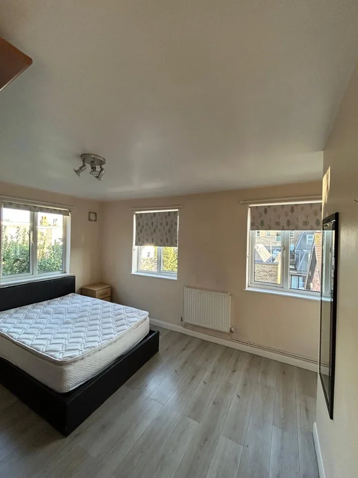 Flat Montague Road in Greater London