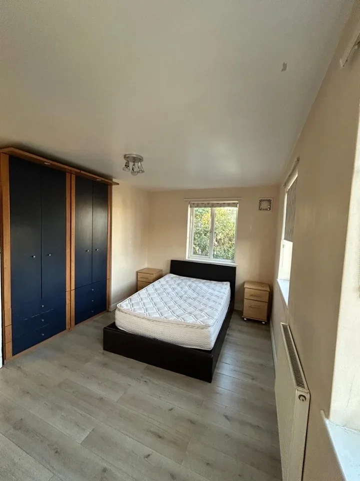 Flat Montague Road in Greater London