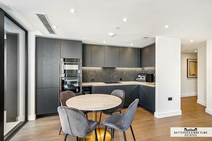 Flat Ponton Road in Greater London