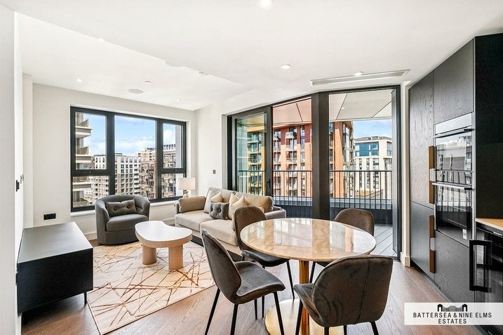 Flat Ponton Road in Greater London