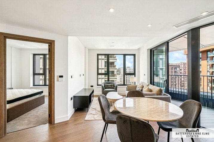 Flat Ponton Road in Greater London