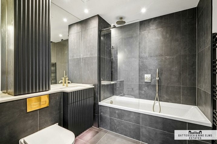 Flat Ponton Road in Greater London