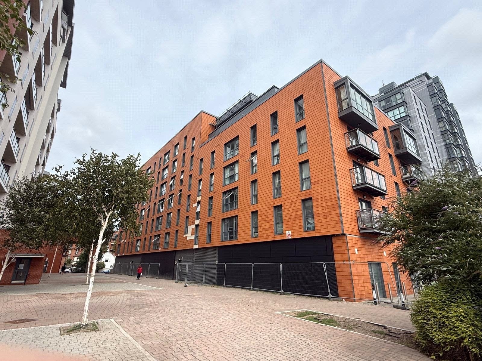 Flat Railway Terrace in Slough