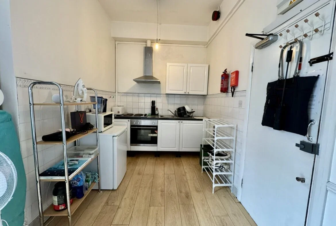 Flat Jackson Road in Greater London