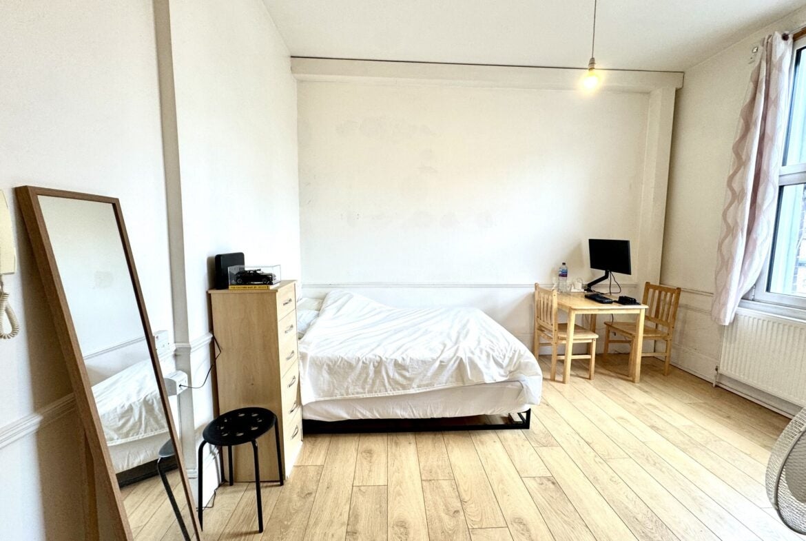 Flat Jackson Road in Greater London