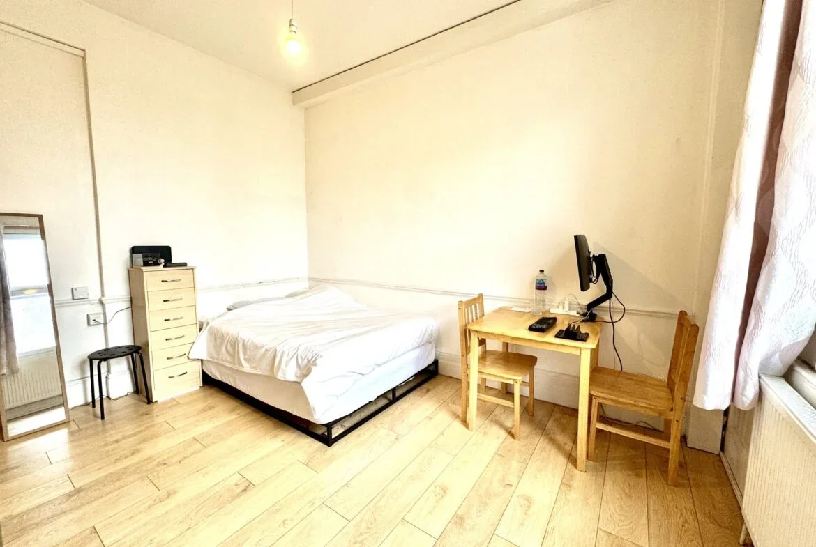 Flat Jackson Road in Greater London