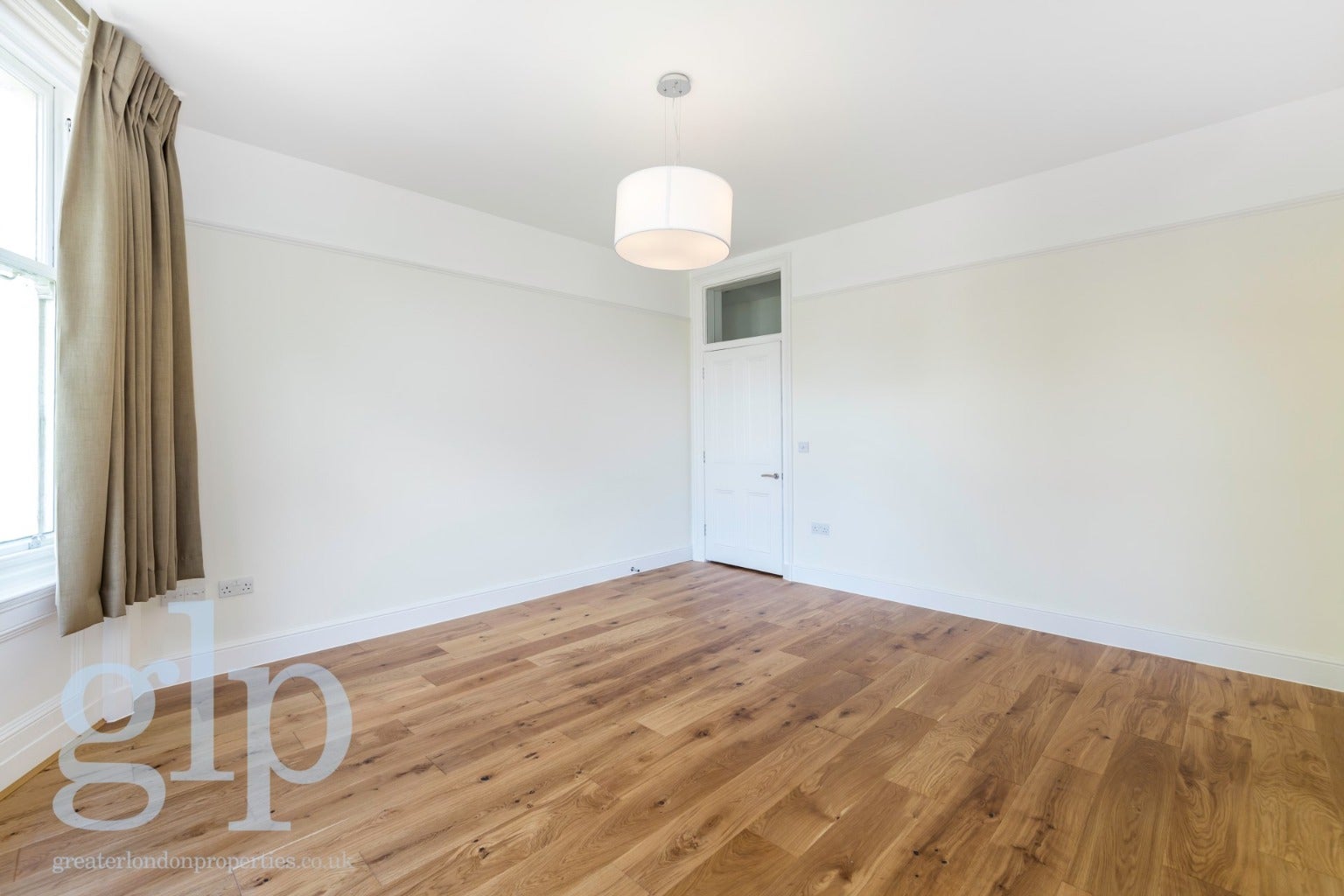 Flat Ridgmount Gardens in London