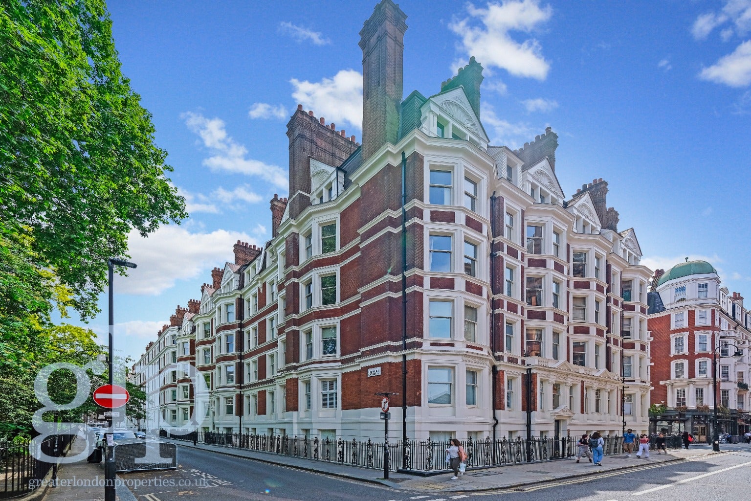 Flat Ridgmount Gardens in London