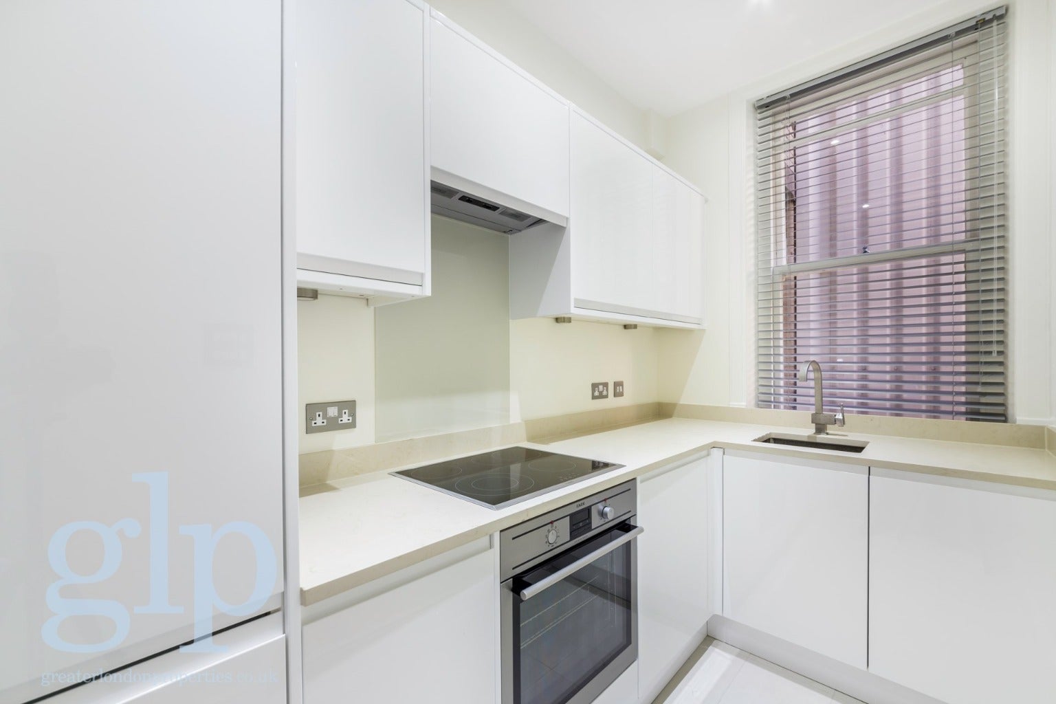 Flat Ridgmount Gardens in London