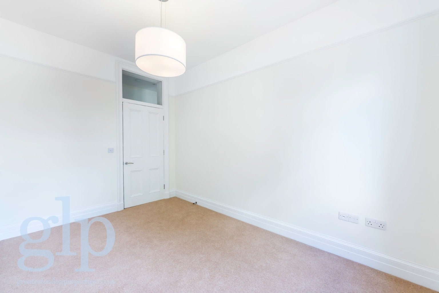 Flat Ridgmount Gardens in London