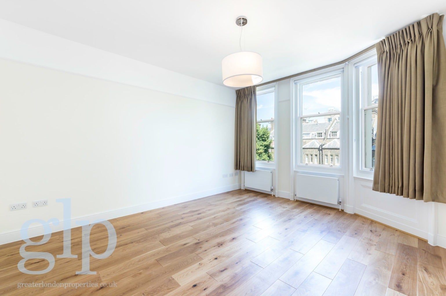 Flat Ridgmount Gardens in London