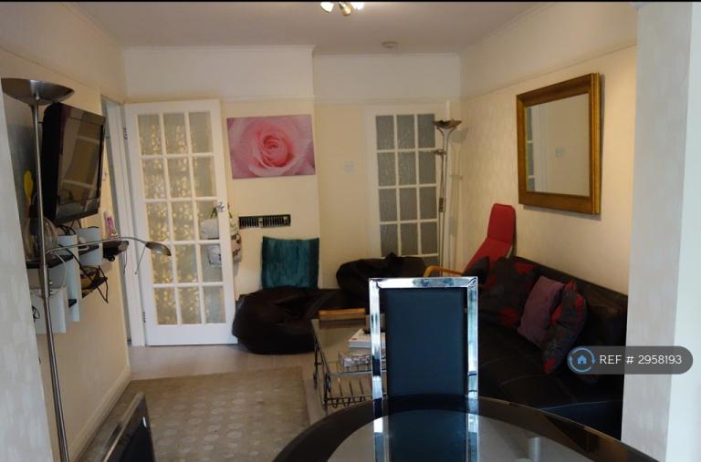 Room Spring Avenue in Borough of Runnymede
