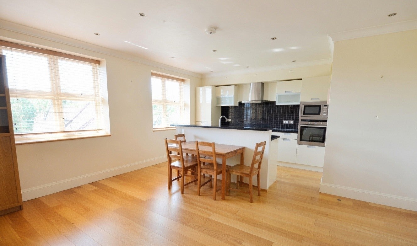 Flat Westbury Road in Greater London