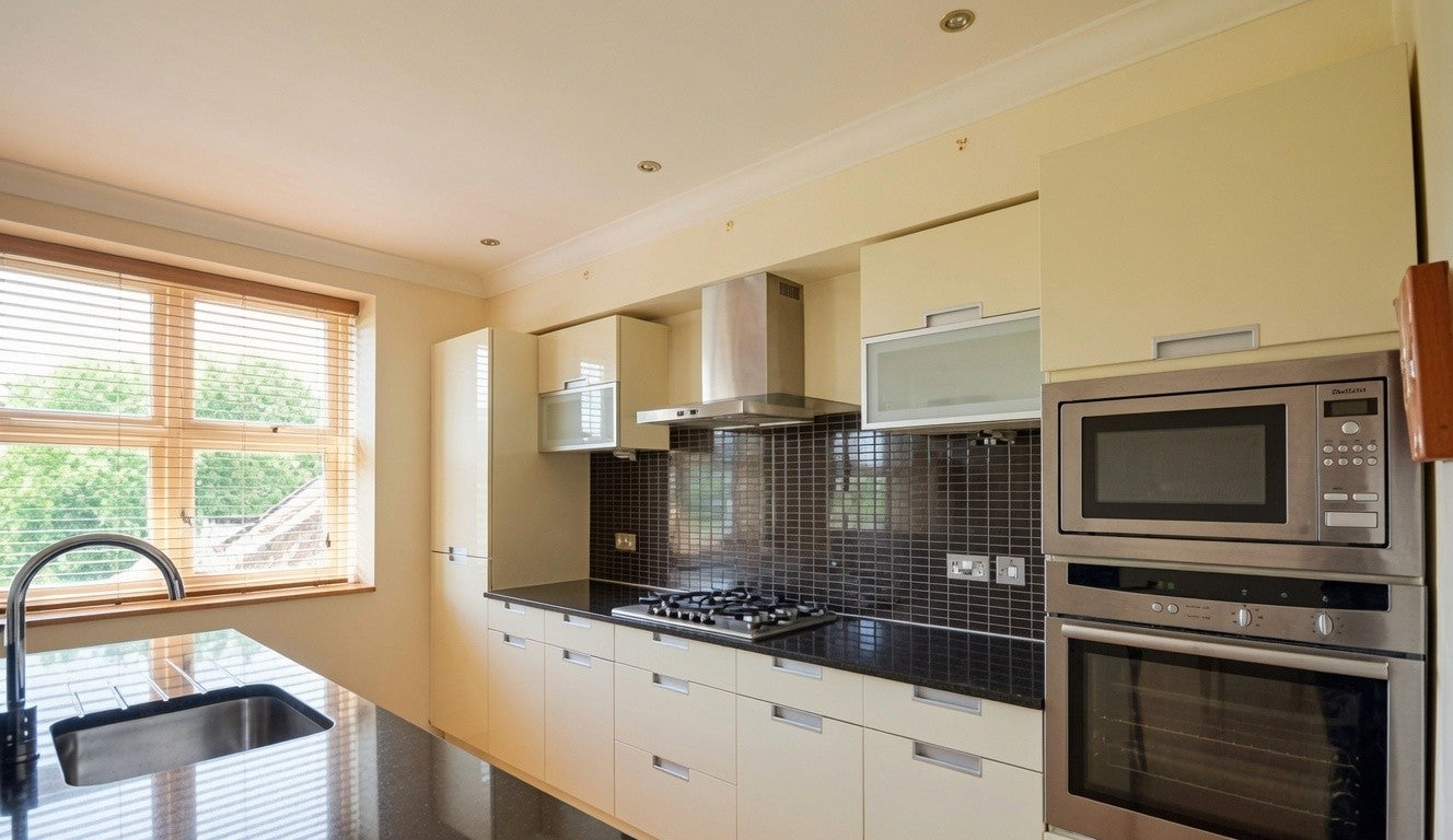 Flat Westbury Road in Greater London