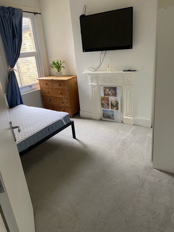 Room Kingwood Road in Greater London