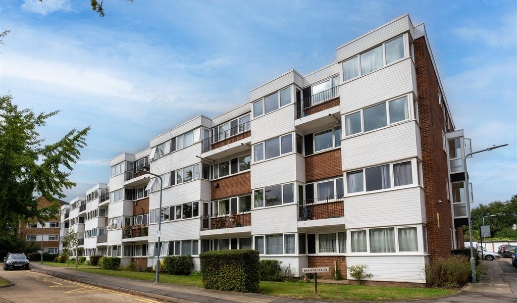 Flat Trent Court in Greater London