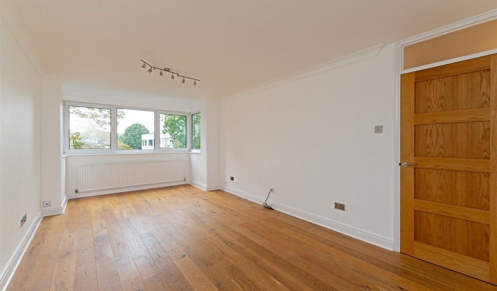 Flat Trent Court in Greater London