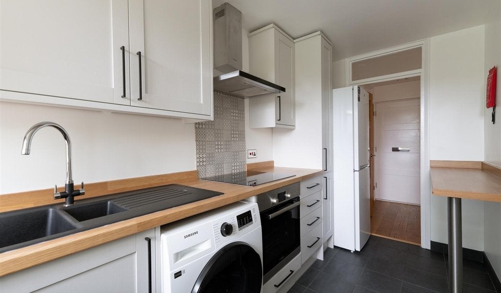 Flat Trent Court in Greater London