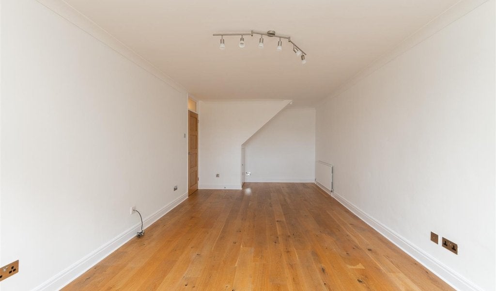 Flat Trent Court in Greater London