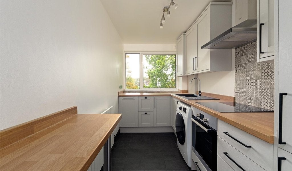 Flat Trent Court in Greater London