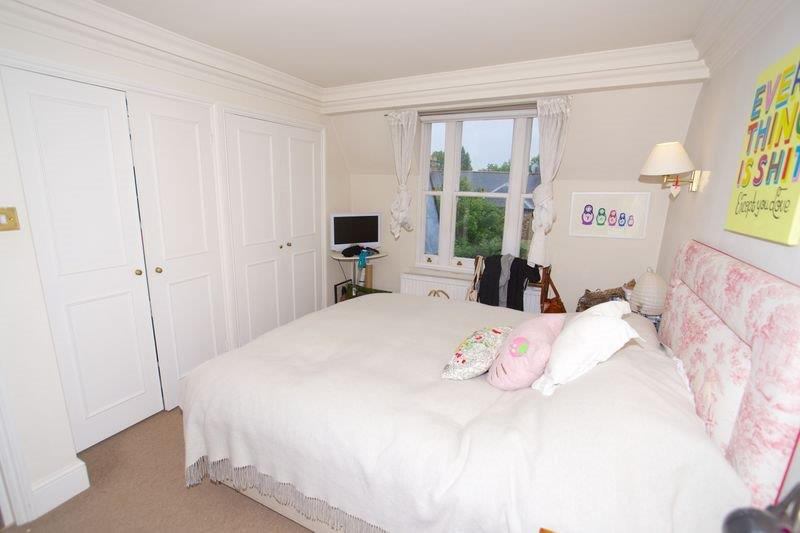 Flat Oxford Gardens in Greater London