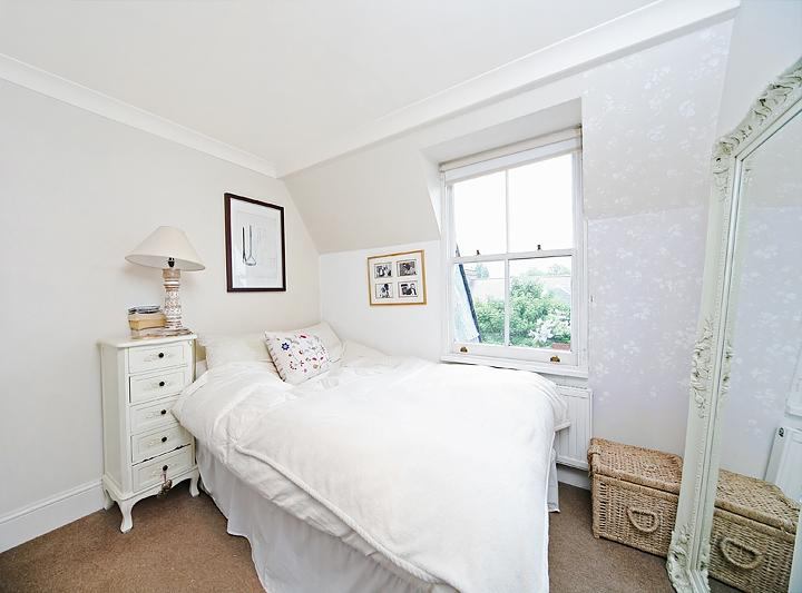 Flat Oxford Gardens in Greater London