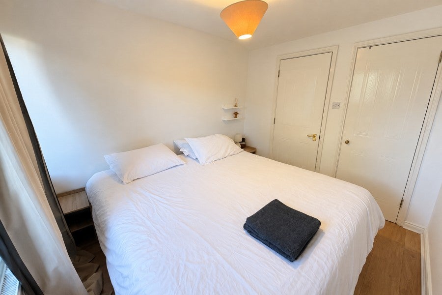 Flat Parry Drive in Elmbridge