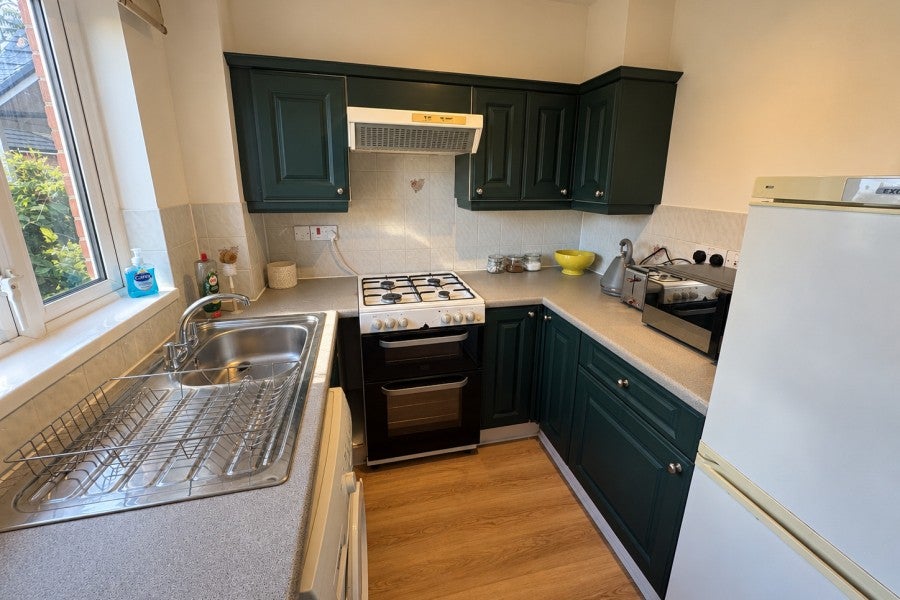 Flat Parry Drive in Elmbridge