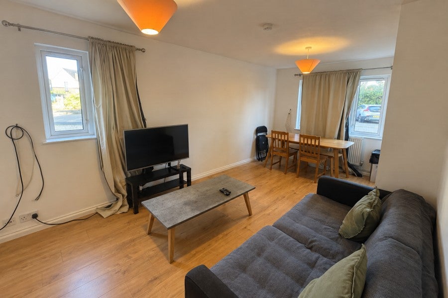 Flat Parry Drive in Elmbridge