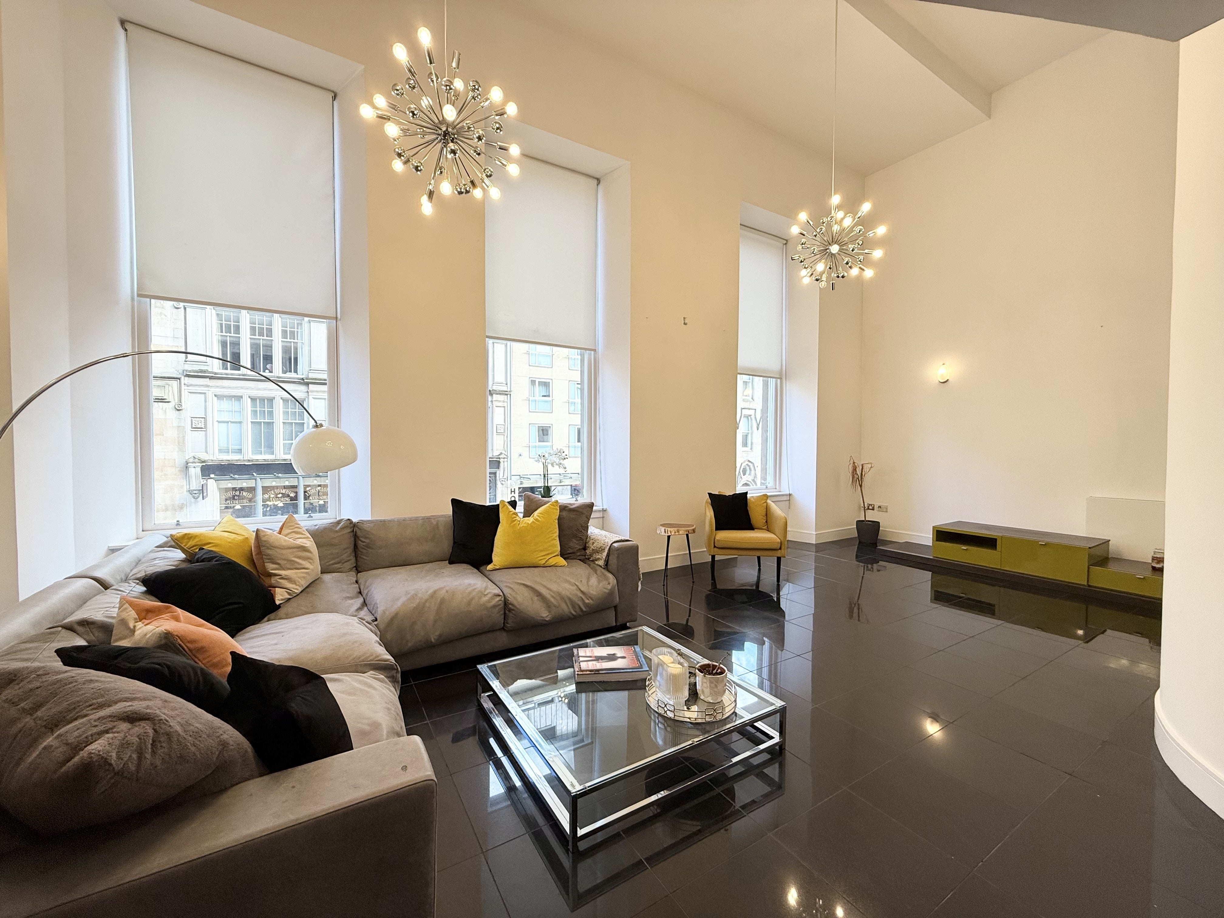 Flat Ingram Street in Glasgow