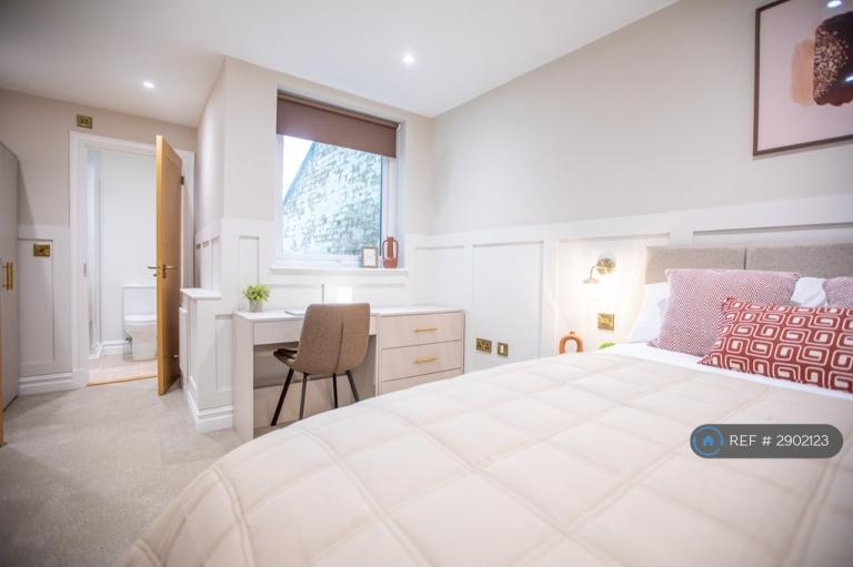 Room Chichester Road in Portsmouth