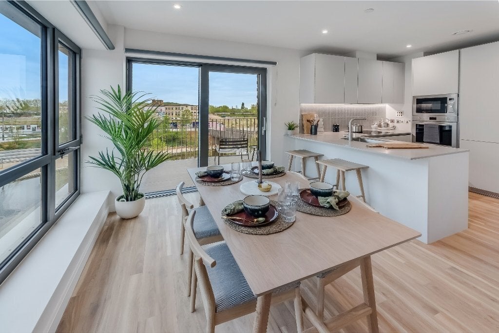 Flat Berkeley Avenue in Greater London