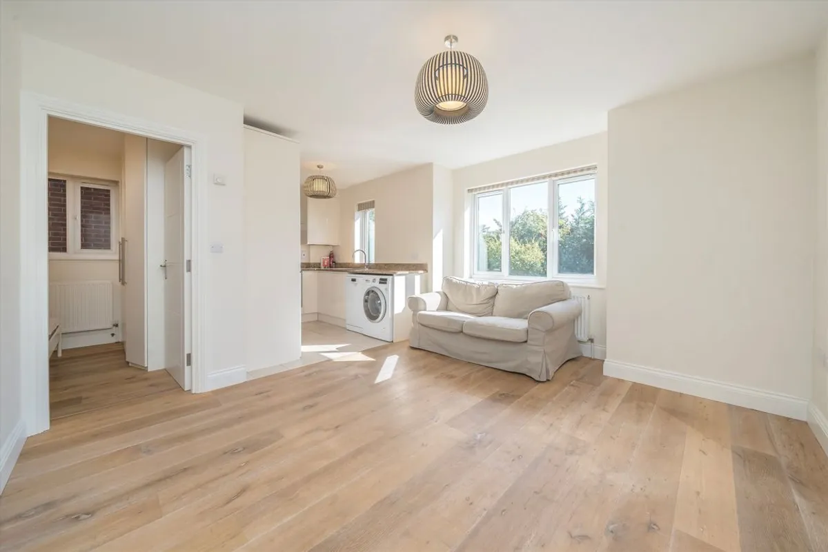 Flat Twyford Avenue in Greater London