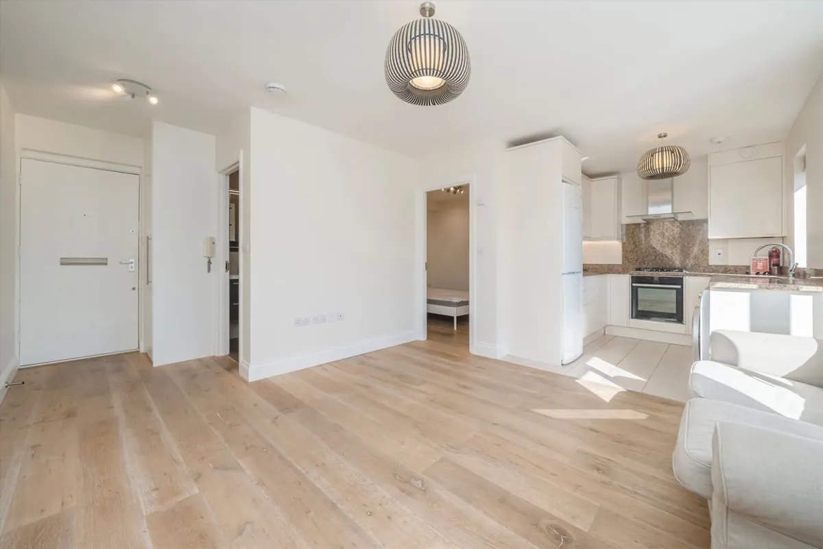 Flat Twyford Avenue in Greater London
