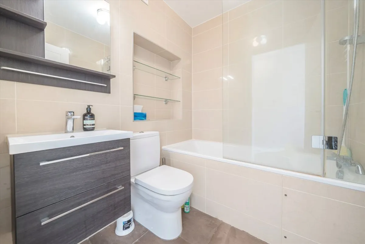 Flat Twyford Avenue in Greater London