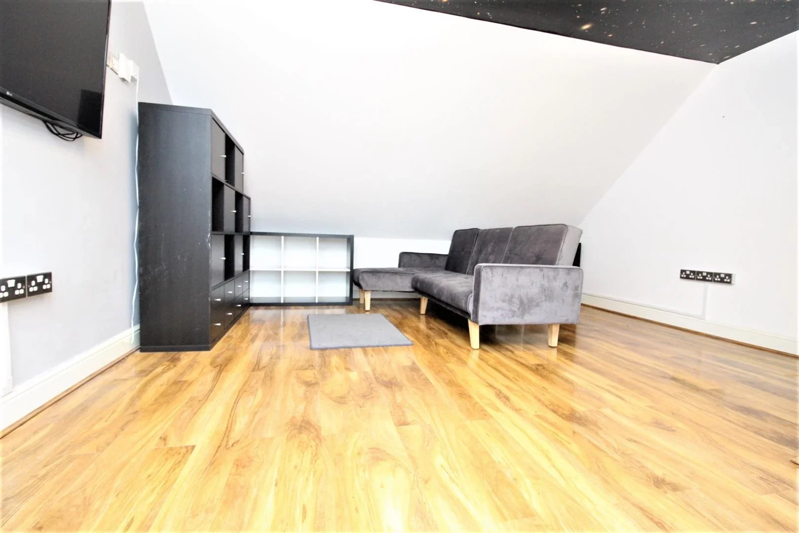 Room Connaught Avenue in Greater London