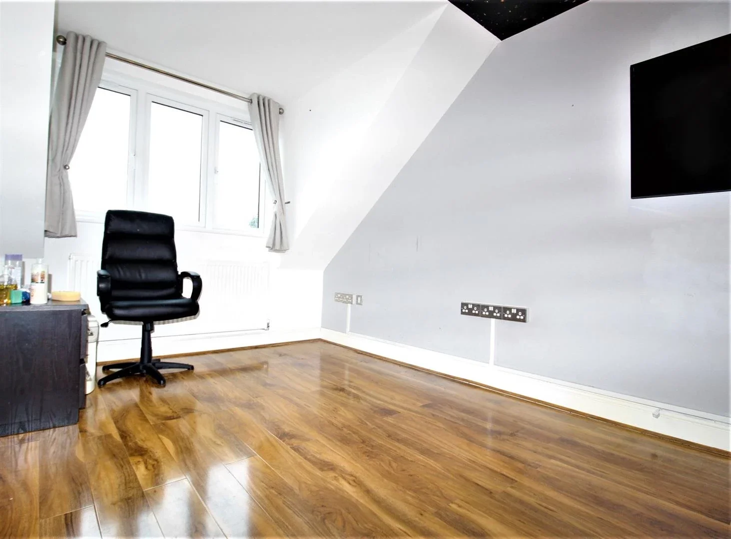 Room Connaught Avenue in Greater London